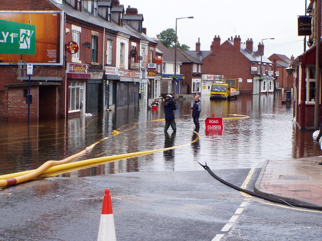 Contrôle des inondations avec des tuyaux d'aspiration sur une rue principale britannique